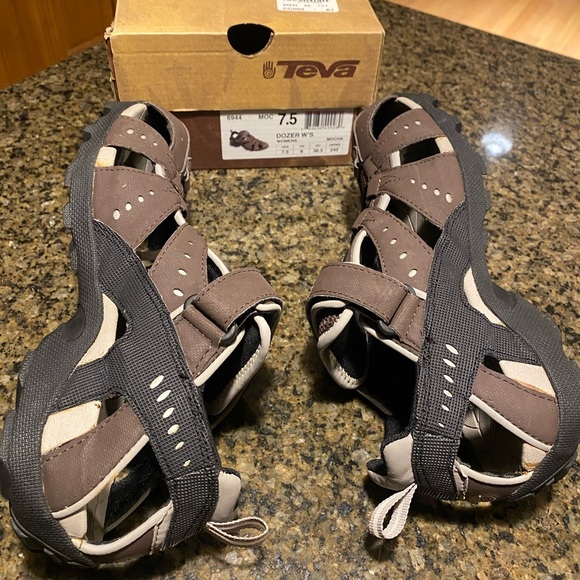 TEVA Dozer Women’s Sandal EUC - Picture 3 of 8